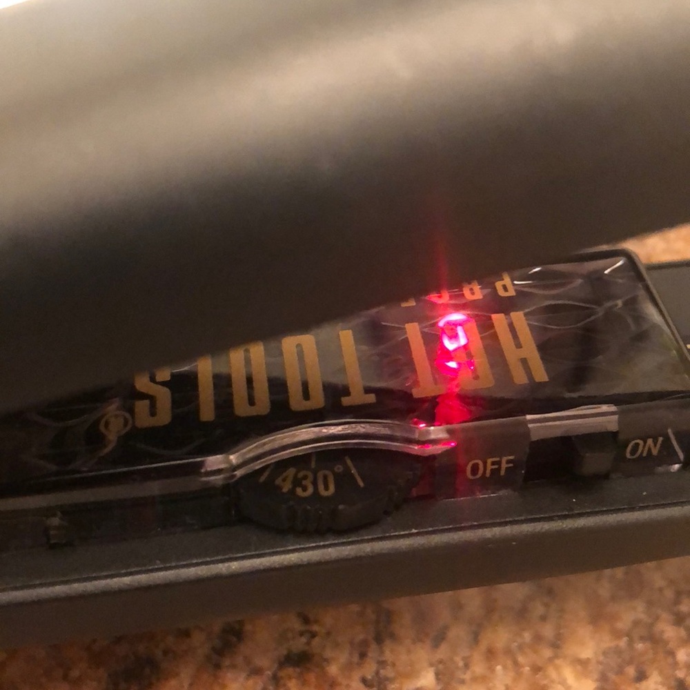 HOT TOOLS straightener